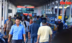 Người dân 'tay xách, nách mang', đổ về các bến xe Hà Nội để về quê nghỉ lễ Quốc khánh