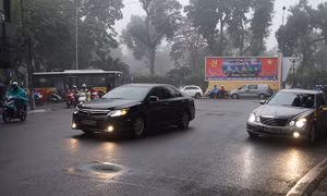 Hà Nội: Sương mù dày đặc, cảnh báo giao thông