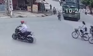 Vượt đèn đỏ rồi đi vào điểm mù của xe tải, hai nam sinh suýt bỏ mạng