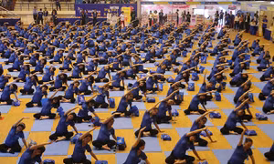 500 mẹ bầu tập yoga xác lập kỷ lục lớn nhất Việt Nam