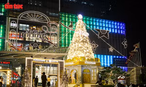 Người dân Hà Nội đổ về các trung tâm thương mại thưởng thức không khí Noel
