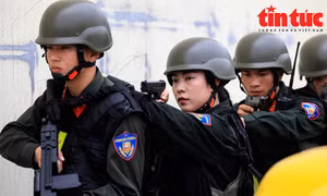 Những 'bông hồng thép' Cảnh sát đặc nhiệm kéo xe ô tô, bẻ cong giáo nhọn bằng yết hầu