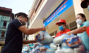 Phát miễn phí gạo, mỳ tôm cho hàng trăm người có hoàn cảnh khó khăn