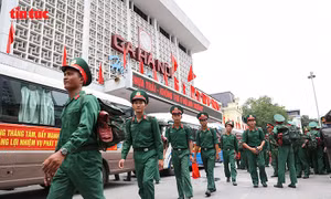 Lực lượng diễu binh, diễu hành dịp Quốc khánh 2/9 được chào đón nồng nhiệt tại ga Hà Nội