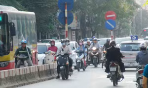Hàng trăm xe máy vô tư đi ngược chiều trong giờ cao điểm