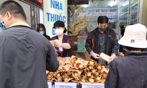 Những chiếc bánh bao, bánh mì ấm lòng người nghèo giữa đại dịch COVID-19