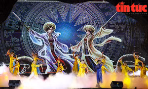 Chương trình nghệ thuật sôi động trong đêm khai mạc Festival Hoa Mê Linh 