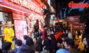 Người dân Hà Nội xếp hàng từ mờ sáng mua vàng ngày vía Thần Tài