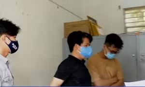 Bắt nhóm đánh bạc giữa mùa dịch