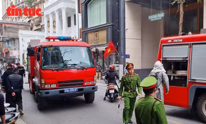 Cháy quán ăn trên phố Mai Hắc Đế