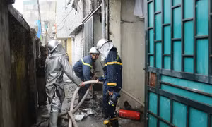  Hà Nội: Đi du lịch quên tắt điện, cháy 2 căn nhà trong ngõ
