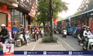 Khó xử lý vi phạm xe đi lên vỉa hè
