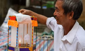 Nửa đời gắn với nan tre, giấy vẽ, làm đèn kéo quân để níu giữ một Trung thu xưa