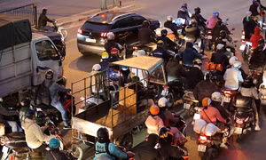 Người dân lỉnh kỉnh đồ đạc quay lại sau kỳ nghỉ Tết dương lịch