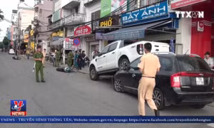 Xe bán tải Ford Ranger chạy lùi hất văng 2 xe máy rồi lao lên đầu ô tô khác