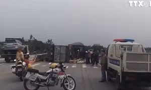 Bốn xe ô tô bị đâm liên hoàn trên Quốc lộ 1A
