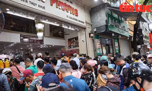 Người dân xếp hàng dài mua bánh Trung thu truyền thống