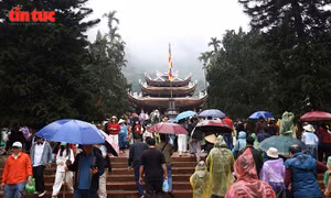 Du khách 'đội mưa' khai hội Chùa Hương 