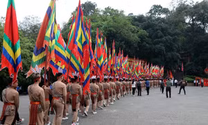 Du khách hành hương quá đông, chật vật di chuyển trong Khu di tích Hùng Vương 