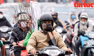 Người dân lỉnh kỉnh đồ đạc rời Thủ đô về quê ăn Tết