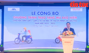 Trao tặng 620.000 mũ bảo hiểm cho học sinh tiểu học
