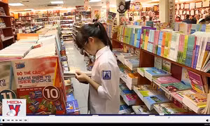 Chính phủ thống nhất giữ giá trần vé máy bay và sách giáo khoa