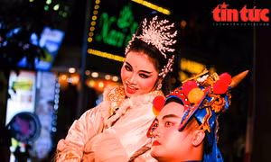 Mang nghệ thuật Tuồng xuống phố