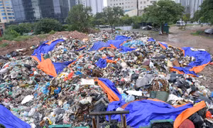 'Núi rác thải sinh hoạt' ùn ứ giữa trung tâm quận Cầu Giấy