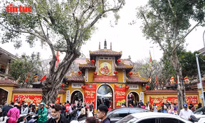 Dòng người tấp nập đi lễ chùa, mong một năm mới bình an