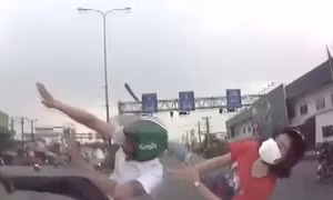 Vượt đèn đỏ, đôi nam nữ bị ô tô tông mạnh