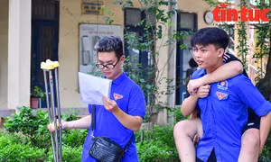 Các lực lượng tình nguyện sôi nổi hoạt động tiếp sức thí sinh thi vào lớp 10 ở Hà Nội