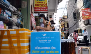 Hàng trăm suất cơm gửi tặng bệnh nhân bị ung thư