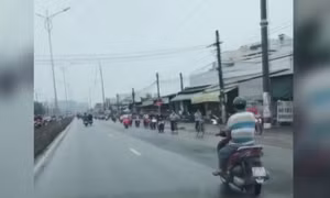 Xe máy chạy ngược chiều gây cản trở giao thông