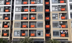 Nhiều toà nhà chung cư tại Hà Nội đỏ rực cờ Tổ quốc chào mừng ngày thống nhất đất nước