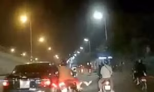 Ô tô tông xe máy rồi bỏ chạy