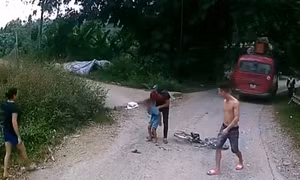 Thoát chết dưới bánh xe khách