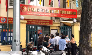 Hà Nội: UBND các phường tấp nập người tới xin xác nhận giấy đi đường