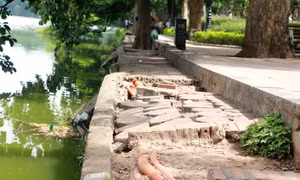 Bờ kè quanh hồ Gươm sạt lở, mất mĩ quan và tiềm ẩn nguy hiểm