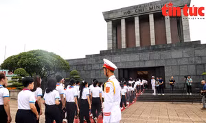 Đoàn đại biểu trẻ em tiêu biểu toàn quốc vào Lăng viếng Chủ tịch Hồ Chí Minh 