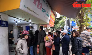 Người Hà Nội xếp hàng dài mua bánh trôi, bánh chay Tết Hàn Thực
