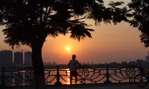 Sắc màu cuộc sống hồ Tây khi bóng chiều buông