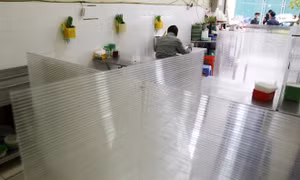 Hàng ăn lắp tấm ngăn giữa khách hàng để phòng dịch COVID-19