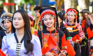 Sắc màu áo dài và cổ phục lan tỏa tại Hồ Hoàn Kiếm