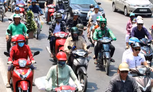 Người dân Hà Nội chống chọi với nắng nóng gay gắt