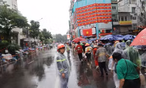 Lực lượng chức năng dầm mưa giữ an ninh trật tự trước thềm Quốc khánh