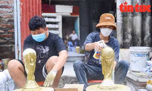 Làng gốm Bát Tràng tất bật sản xuất 'Cúp Vàng' phục vụ World Cup 2022