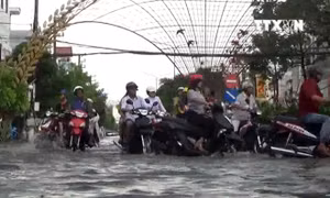 Mưa lớn kéo dài khiến thành phố Bạc Liêu chìm trong biển nước