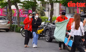 Hà Nội đón gió lạnh cuối mùa, người dân xuýt xoa hưởng 'rét nàng Bân'