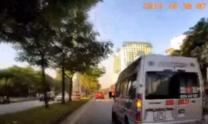 Xe đưa đón học sinh phóng nhanh vượt ẩu