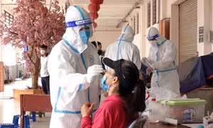 Yêu cầu xét nghiệm nhanh hàng tuần cho người làm việc tại các chợ